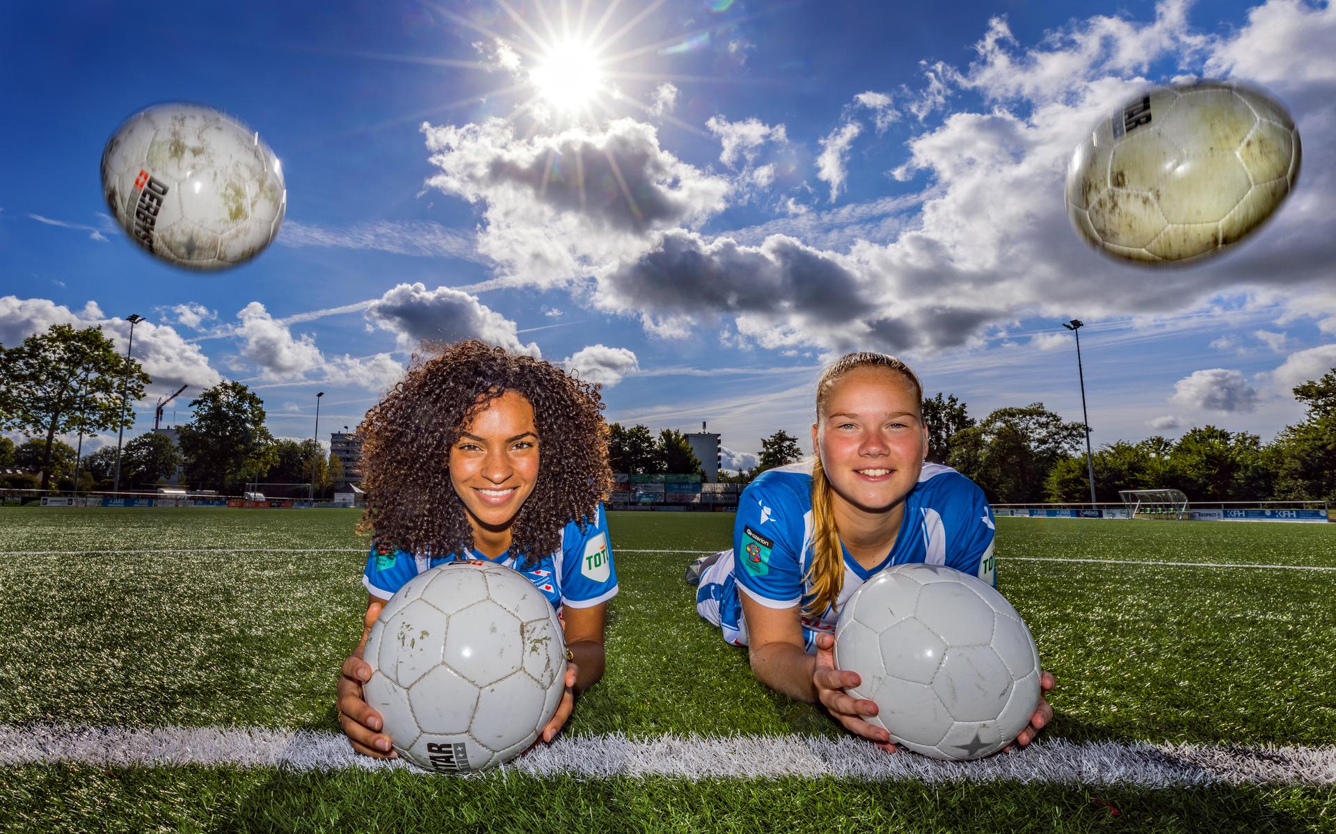 Voetbalsters Nina Nijstad (links) en Fenna Meijer van SC Heerenveen.