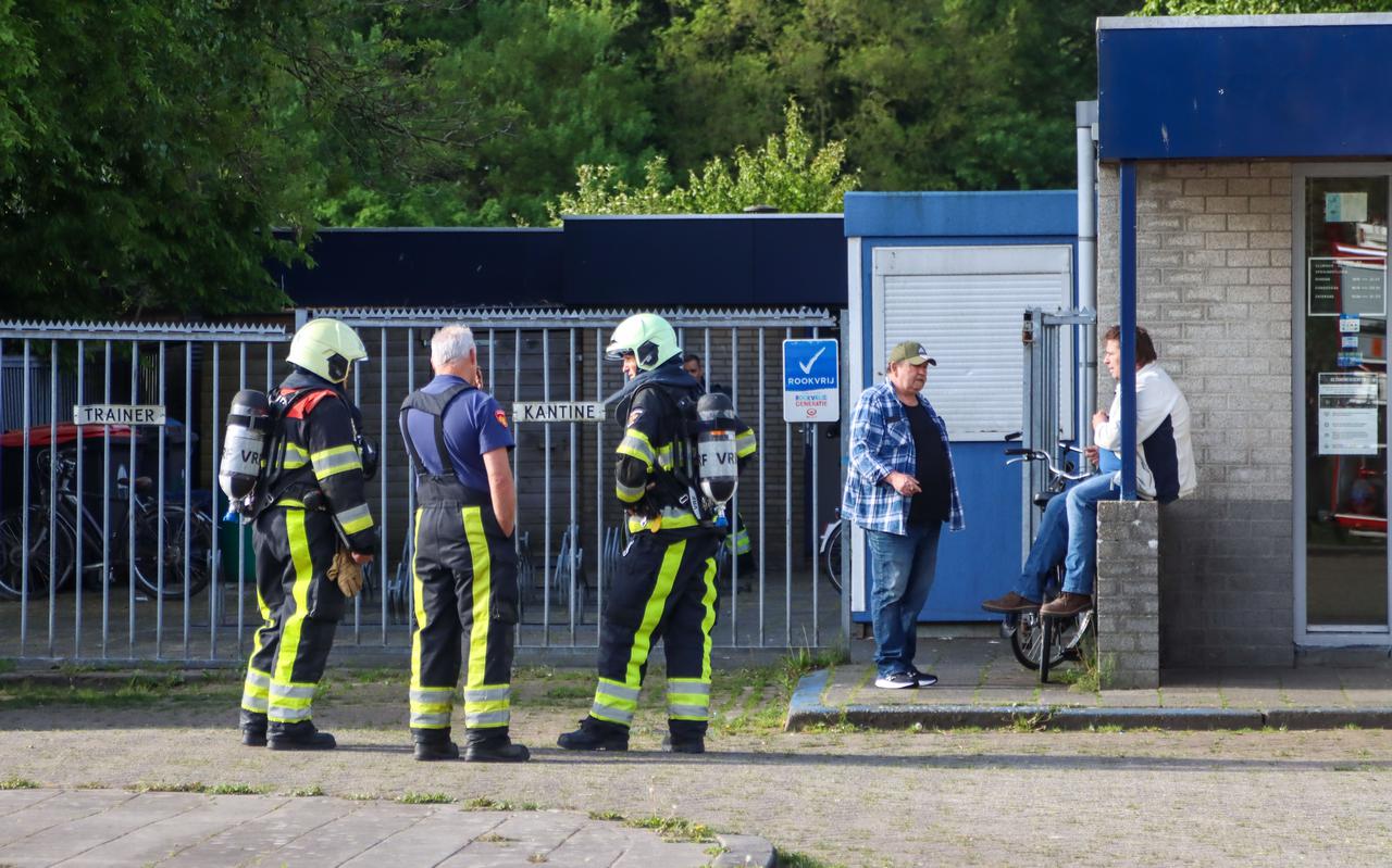 Brandweer op de stoep bij voetbalclub HSC Lions '66 in Leeuwarden na de koperdiefstal die maandagmorgen ontdekt werd.