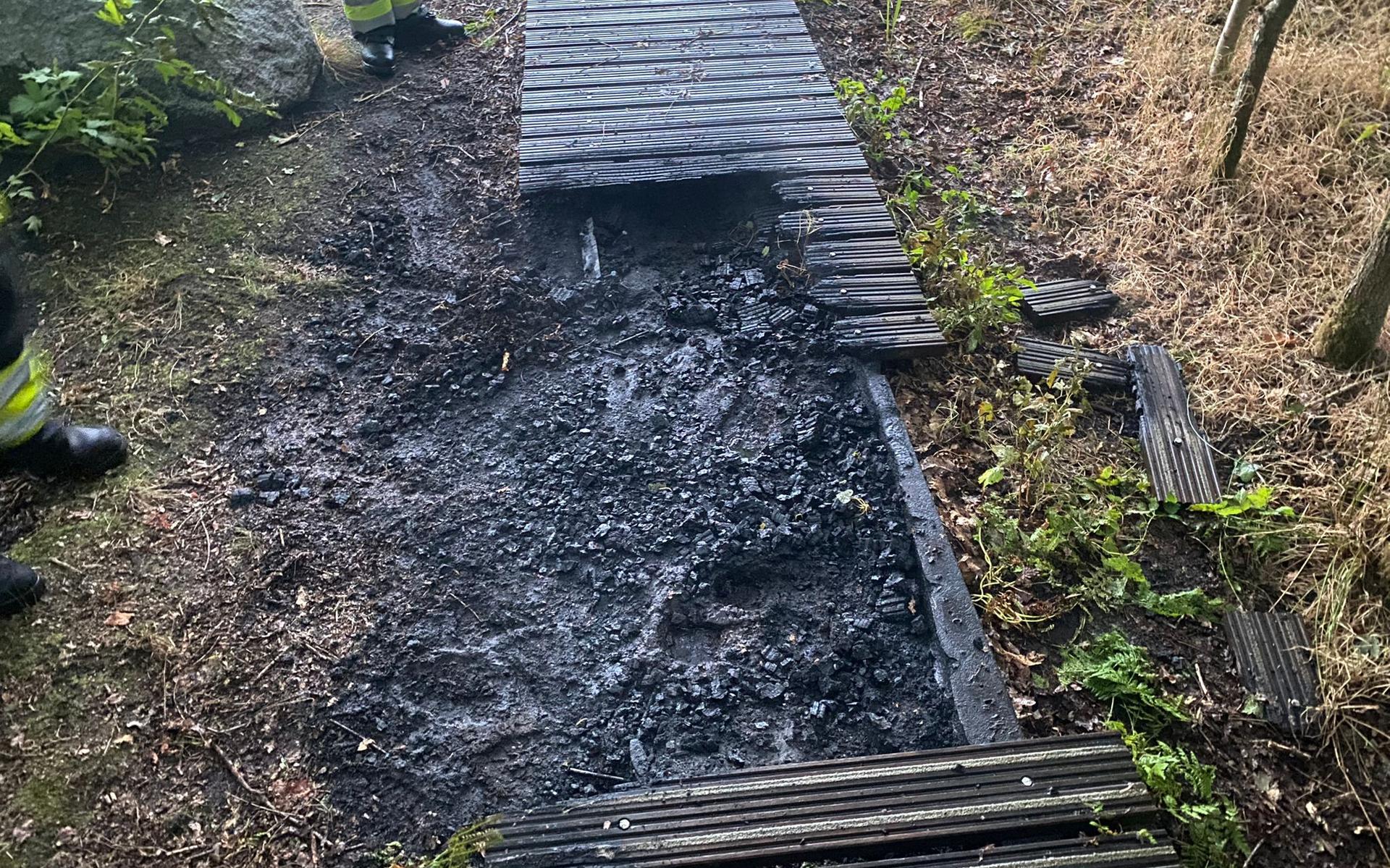 Wandelvlonder bij Museum Belvédère beschadigd door brand, kampvuur Oudeschoot geblust door brandweer