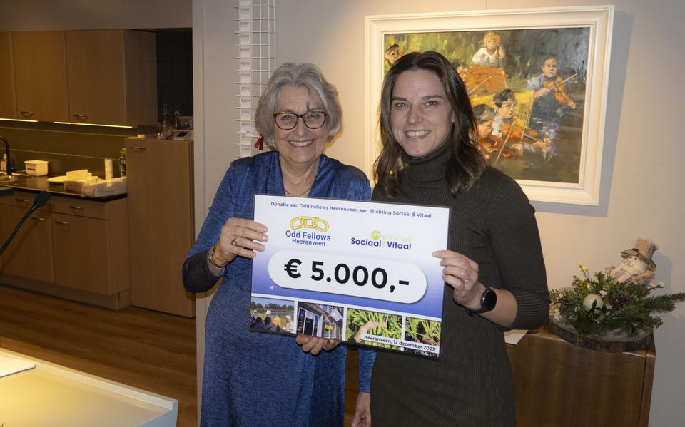 Inge Ottervanger (Odd Fellows) overhandigt de cheque ter waarde van 5.000 euro aan Loraine Westerneng (Stichting Sociaal & Vitaal).