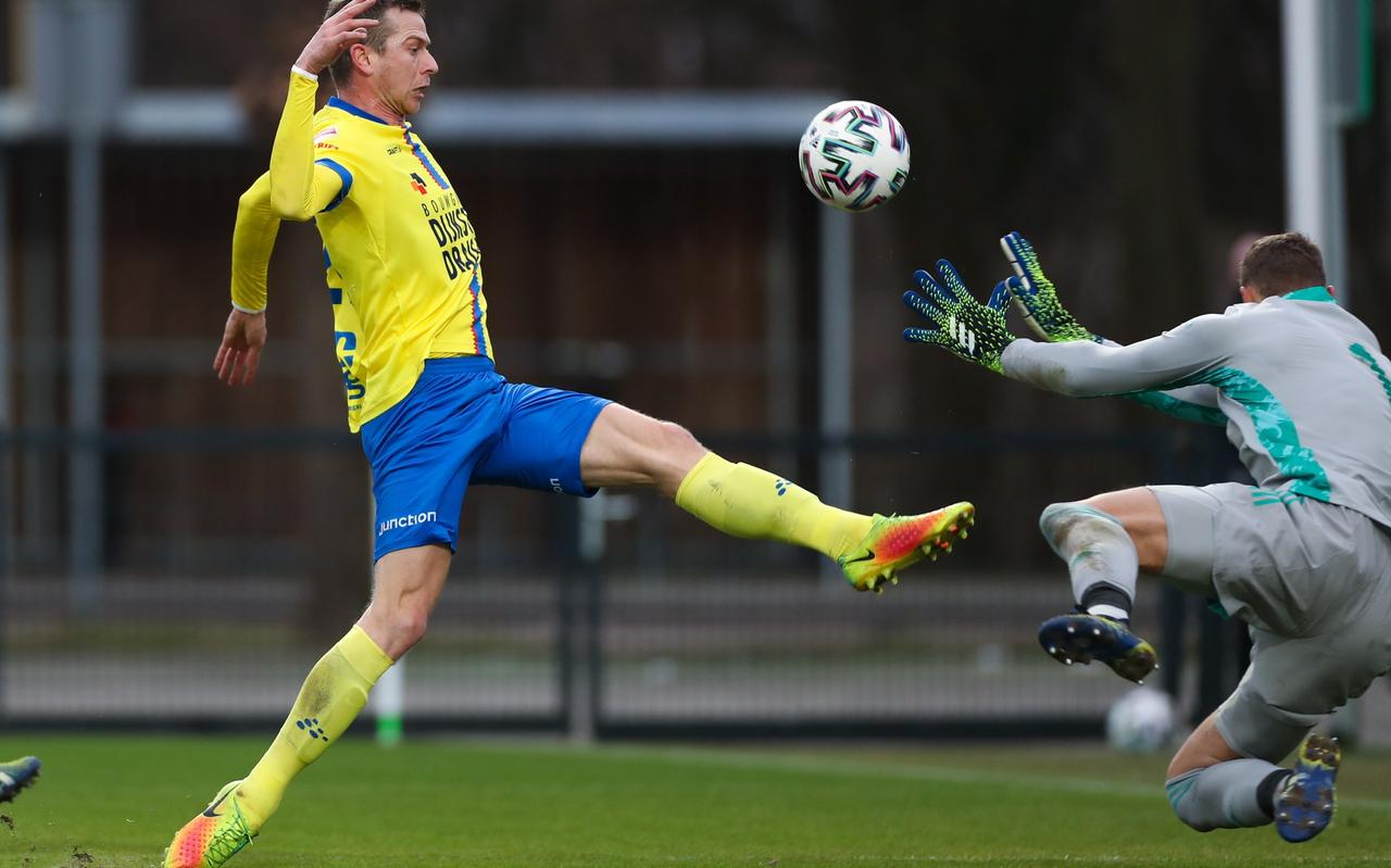Robert Mühren stuit op Jong Ajax-doelman Kjell Scherpen. Robert Mühren stuit op Jong Ajax-doelman Kjell Scherpen.