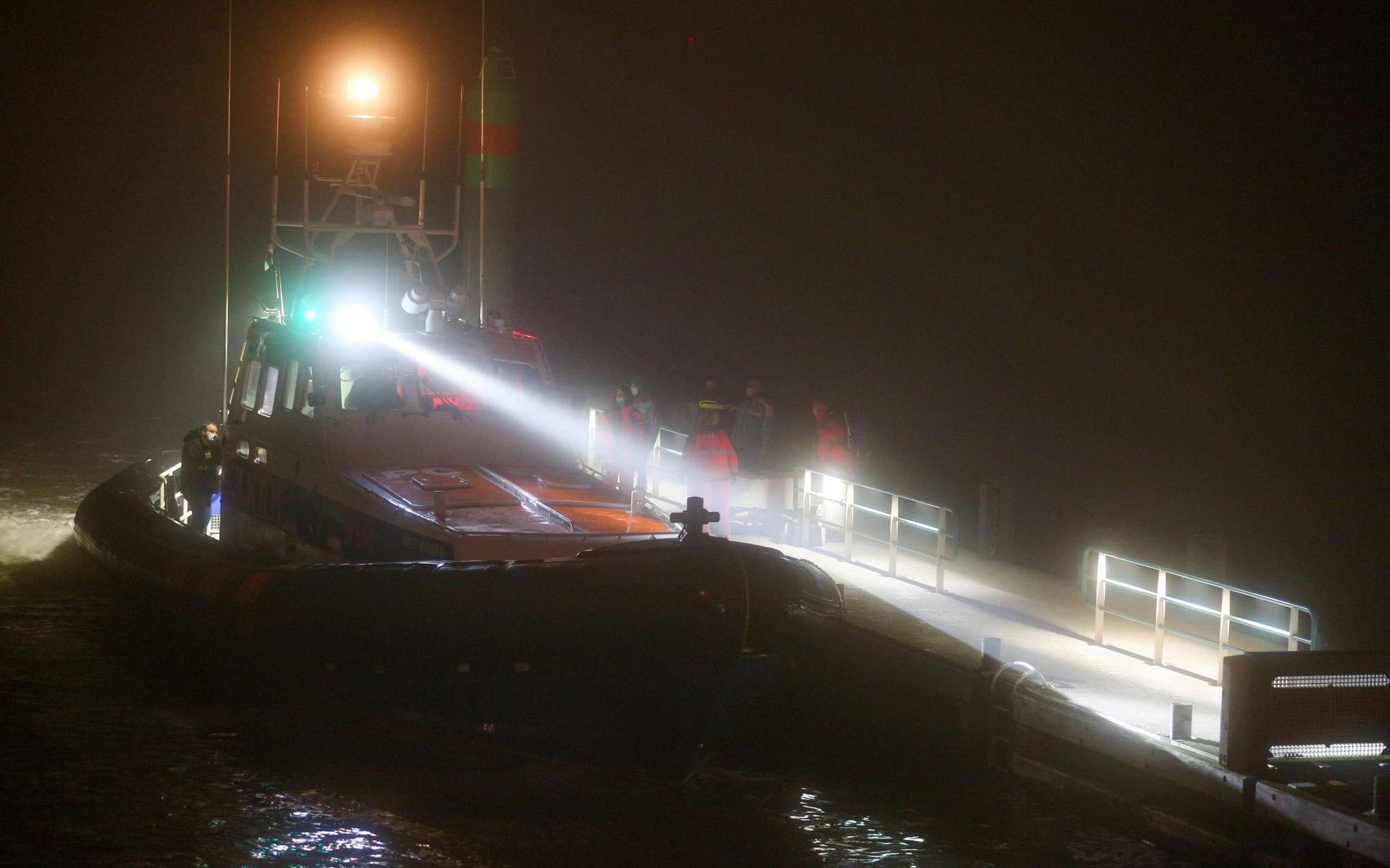 De KNRM-boot met het slachtoffer meert aan in Harlingen.
