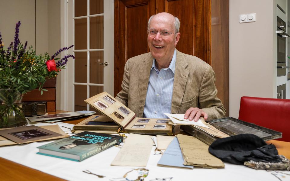 Age Bakker bladert door het oude fotoboek van zijn voorouders: "Valt van ellende uit elkaar."