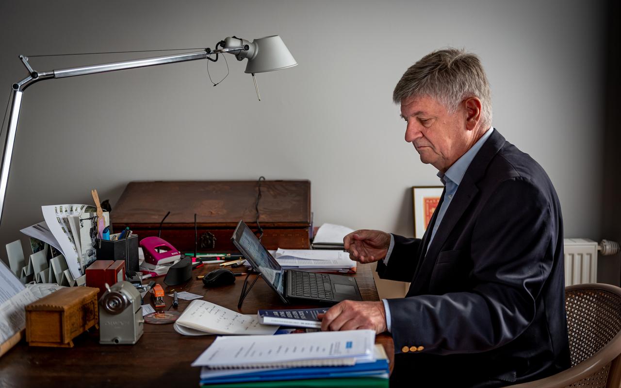 Herre Kingma van Stichting Gebroeders De Jong’s Leen werkt aan zijn bijdrage voor de jubileumdag. Herre Kingma van Stichting Gebroeders De Jong’s Leen werkt aan zijn bijdrage voor de jubileumdag.