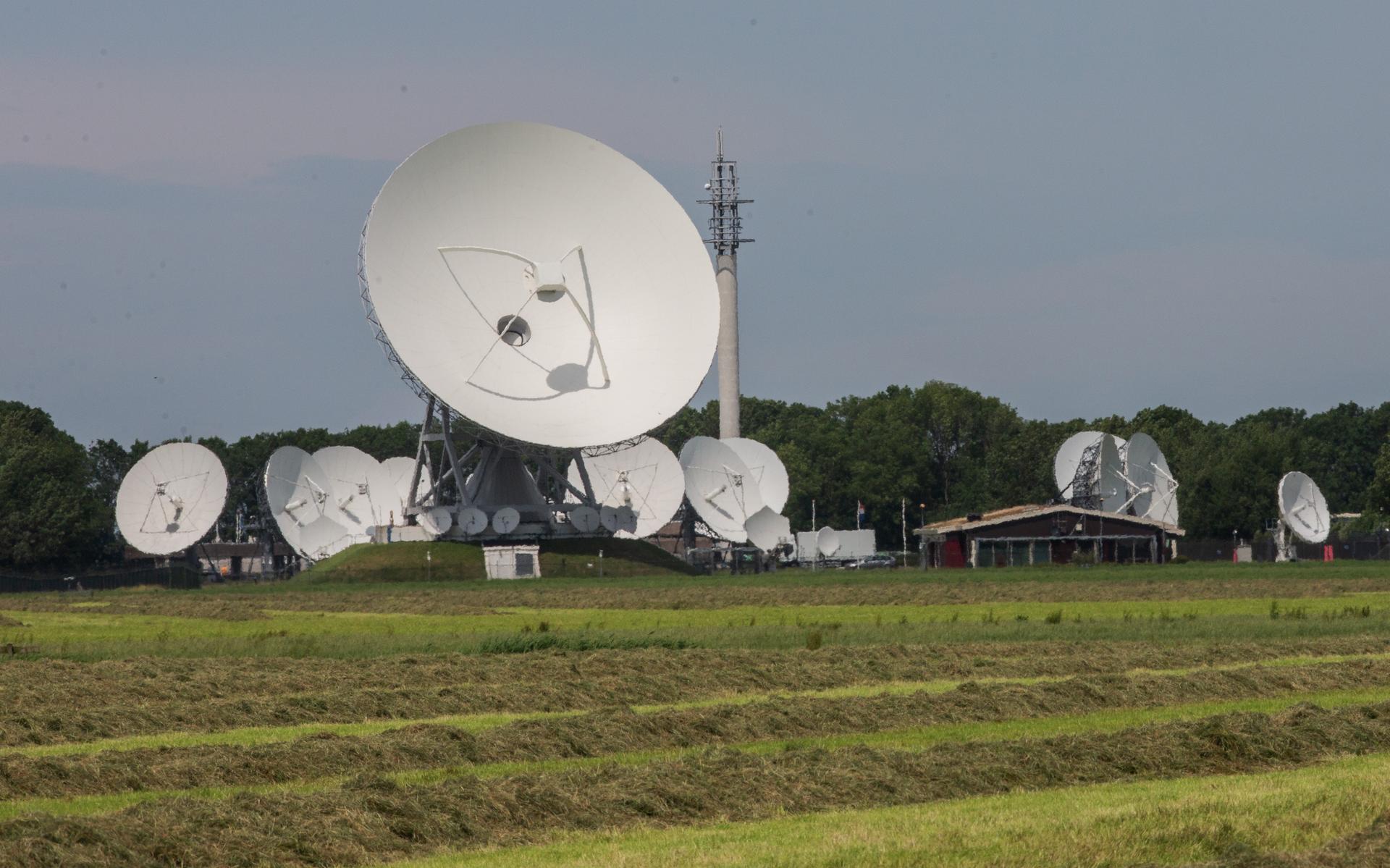 Het satellietpark in Burum. FOTO JAN SPOELSTRA