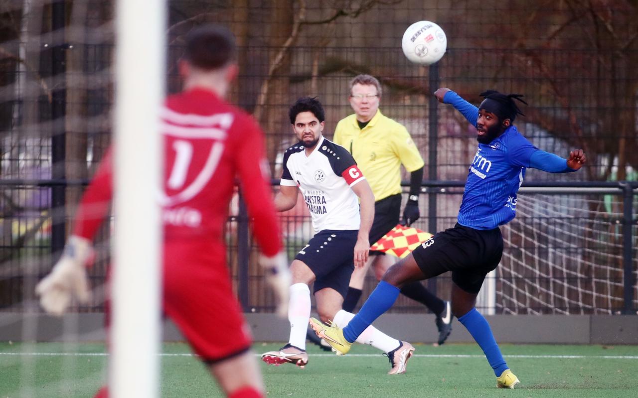 De perfecte voorzet van Drachtster Boys-aanvoerder Joël Wagenaar die de 2-3 van van Djinn Keegstra oplevert. Rechts Leeuwarder Zwaluwen-verdediger Abbas Mampuya, links keeper Bart Wielenga. De perfecte voorzet van Drachtster Boys-aanvoerder Joël Wagenaar die de 2-3 van van Djinn Keegstra oplevert. Rechts Leeuwarder Zwaluwen-verdediger Abbas Mampuya, links keeper Bart Wielenga.