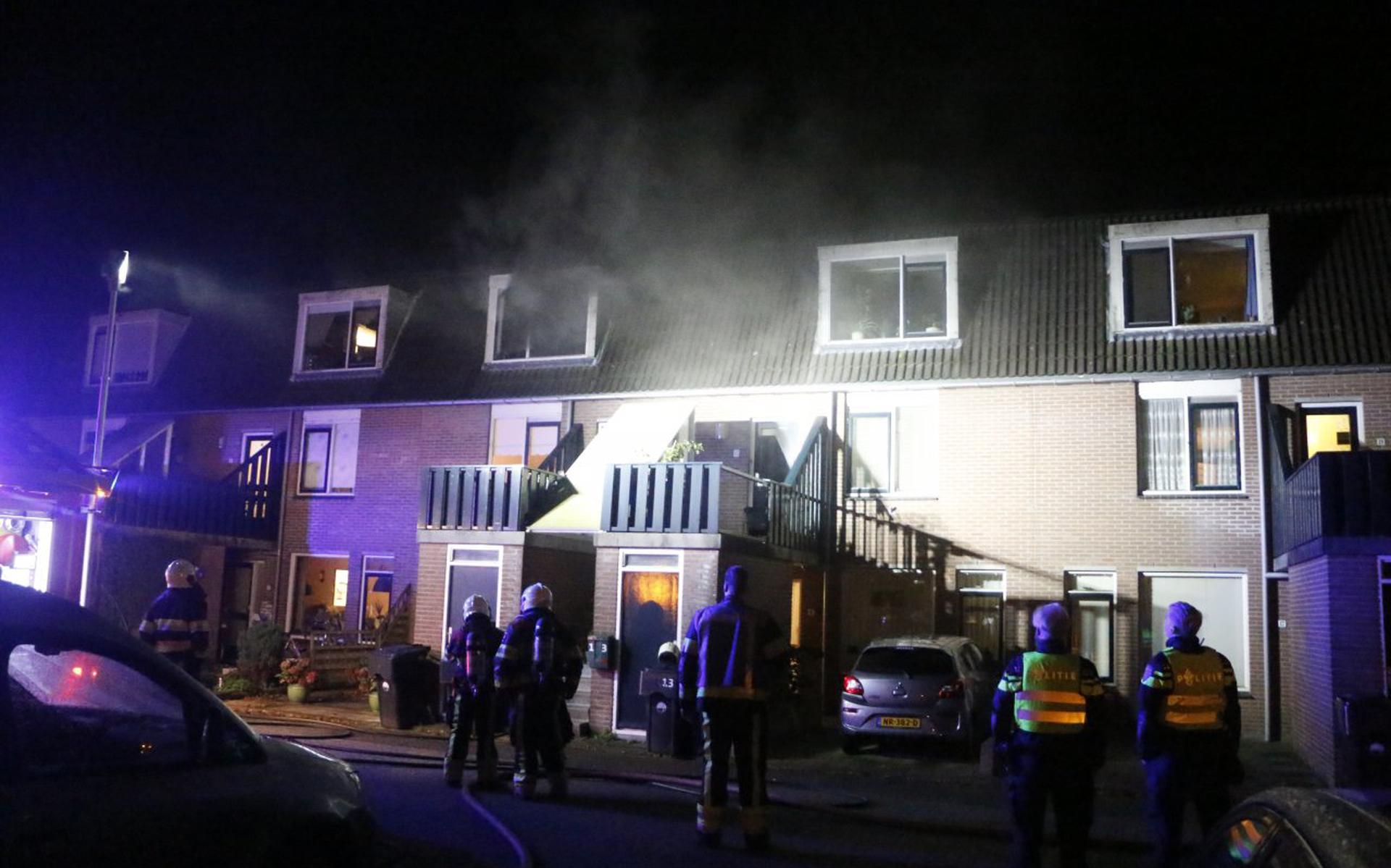 De brandweer redde een persoon uit de brandende woning.