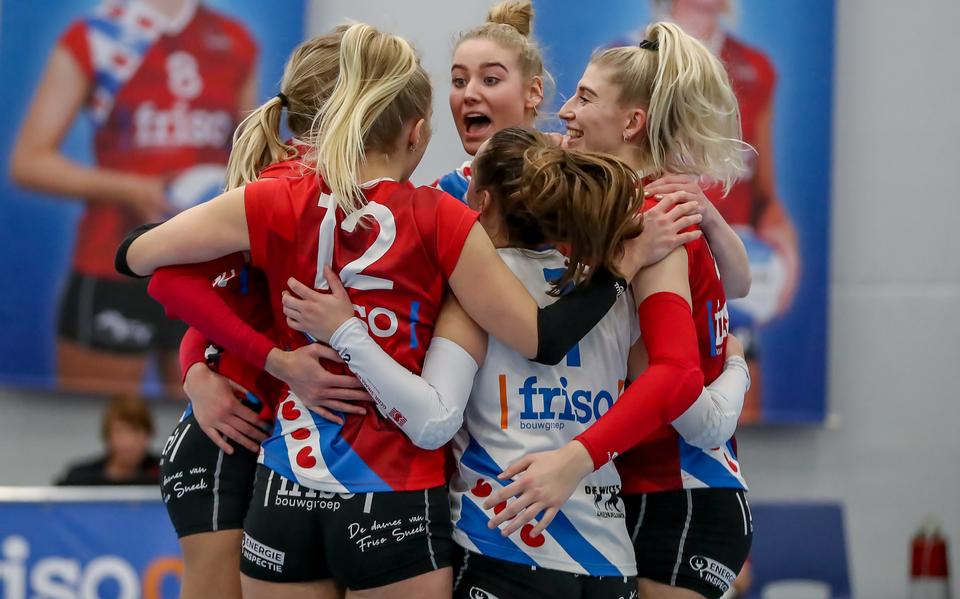 De volleybalsters van Friso Sneek vieren een feestje.