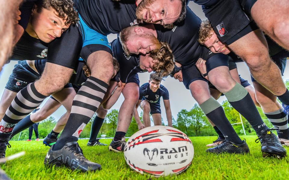 Feanster Rugbyclub met in het middelpunt speler Romaric Gauthier.