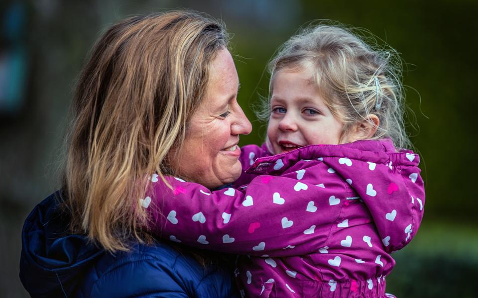 Moeder en dochter Karen en Mirthe Slikker, thuis in Rijs. 