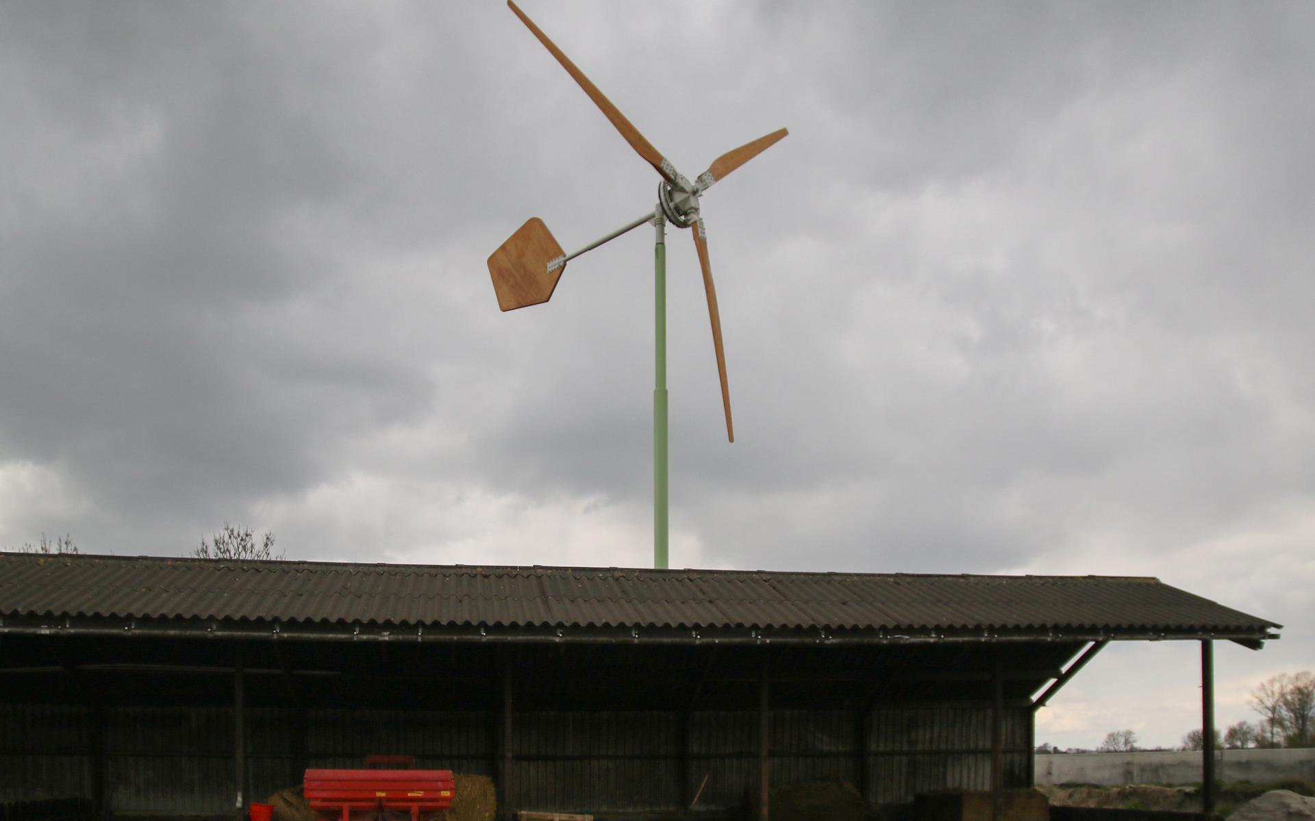 Kleine windmolen op een boerenerf in Groningen


