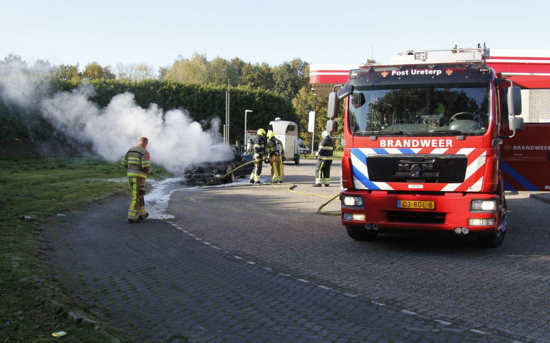 Auto brandt uit bij tankstation Wijnjewoude - Leeuwarder Courant