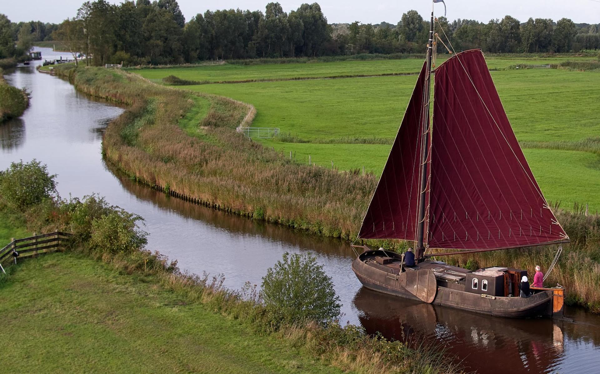 Trossen los voor skûtsje De Rot in Rottevalle