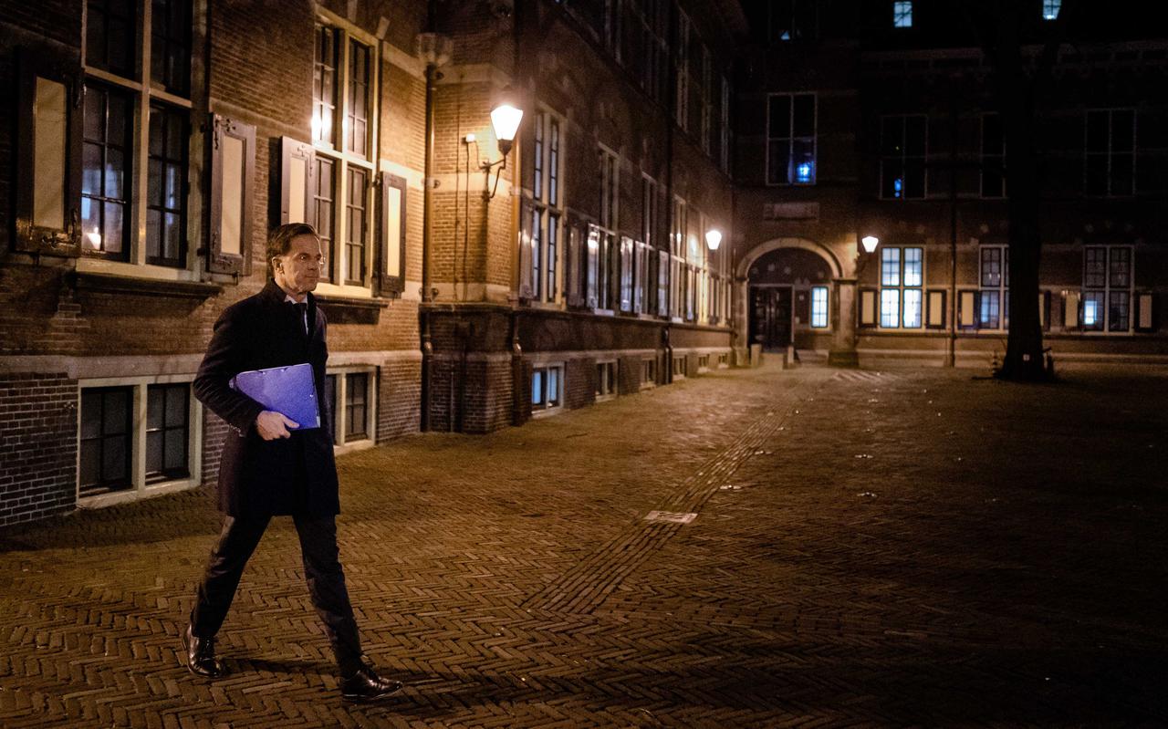 Premier Mark Rutte loopt over een leeg Binnenhof na afloop van het debat over de ontwikkelingen rondom het coronavirus in de Tweede Kamer. 