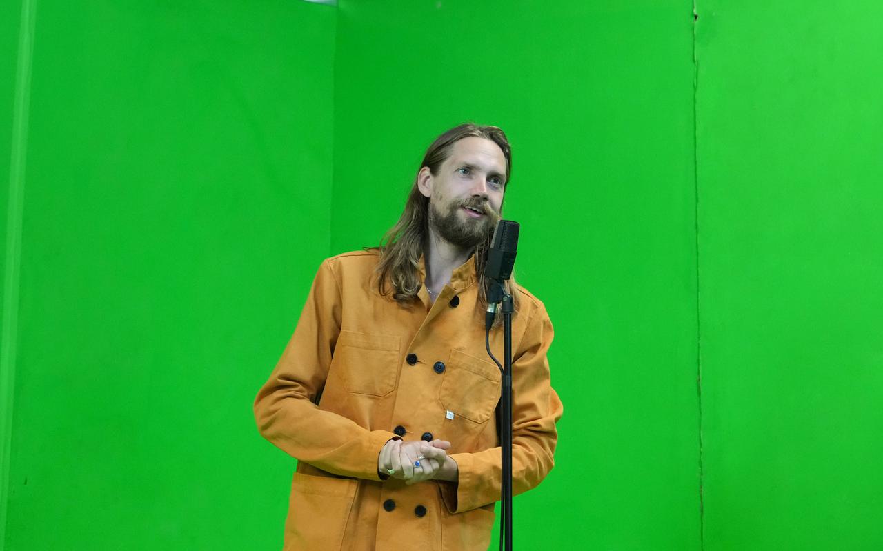 Nineties Productions-acteur Yannick Noomen voor een 'green screen'.