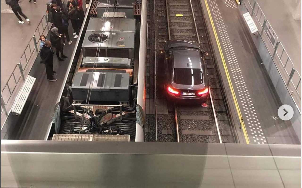 De bestuurster van een BMW is per ongeluk op het spoor in een tramtunnel in Brussel beland. Foto: Weird things in Brussels / Instagram De bestuurster van een BMW is per ongeluk op het spoor in een tramtunnel in Brussel beland. Foto: Weird things in Brussels / Instagram