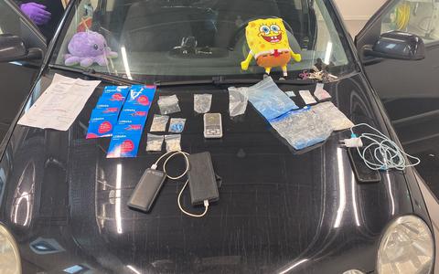 In de auto werden meerdere soorten drugs aangetroffen door de politie.