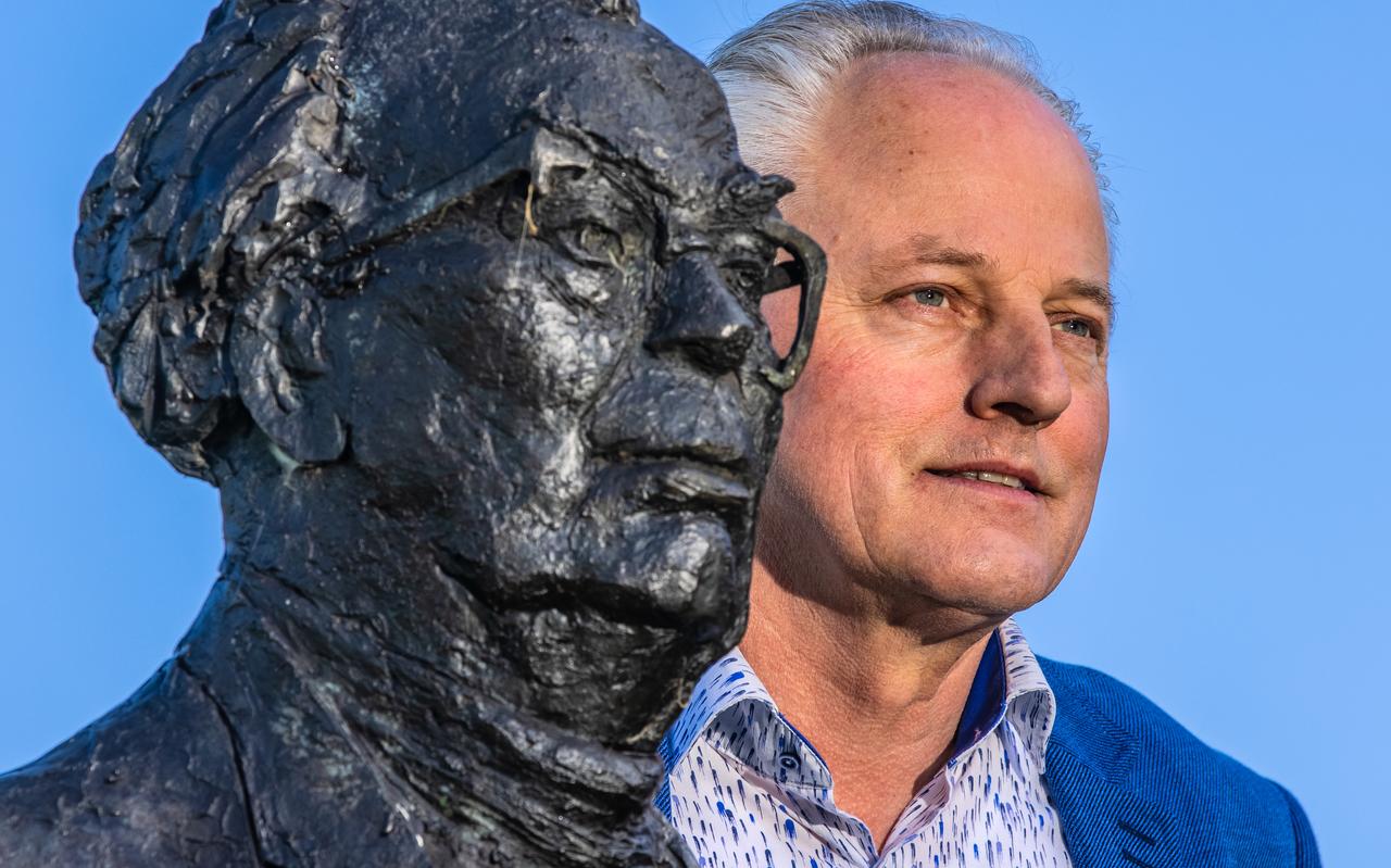 De schrijver van het boek Kneppelfreed, Peter Boomsma, bij het beeld van Fedde Schurer in Heerenveen, die de hoofdpersoon was in deze strijd voor het Fries.
De schrijver van het boek Kneppelfreed, Peter Boomsma, bij het beeld van Fedde Schurer in Heerenveen, die de hoofdpersoon was in deze strijd voor het Fries.