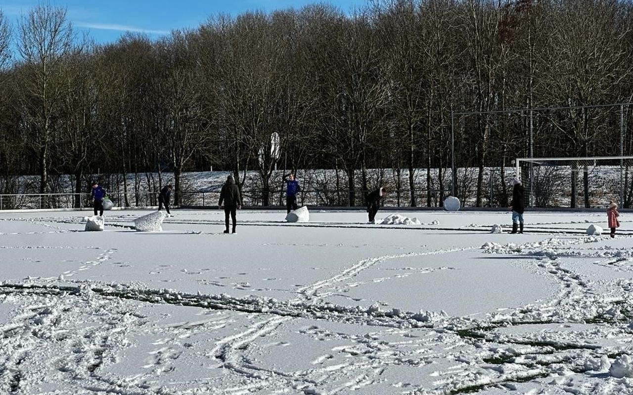 Bij CVVO was door vrijwilligers zaterdagochtend hard gewerkt om het veld
sneeuwvrij te krijgen voor de wedstrijd tegen WPB. Die werd na 50 minuten
gestaakt wegens onrust langs de lijn en gegooi met vuurwerk. Bij CVVO was door vrijwilligers zaterdagochtend hard gewerkt om het veld
sneeuwvrij te krijgen voor de wedstrijd tegen WPB. Die werd na 50 minuten
gestaakt wegens onrust langs de lijn en gegooi met vuurwerk.