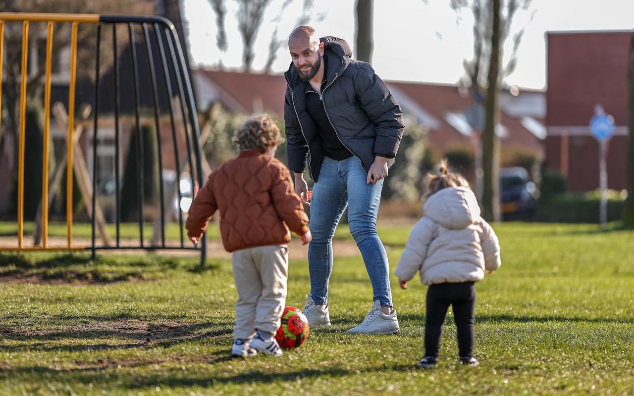 Sicco Bouwer heeft bijna een jaar niet gespeeld vanwege een knieblessure, maar kan nu weer voetballen. Hier in actie met zijn kinderen Sen (links) en Sofie. Sicco Bouwer heeft bijna een jaar niet gespeeld vanwege een knieblessure, maar kan nu weer voetballen. Hier in actie met zijn kinderen Sen (links) en Sofie.