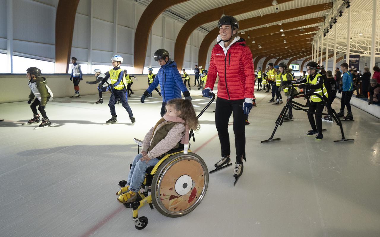 Oud-schaatster Barbara de Loor met Elske, kindambassadeur Spieren voor Spieren.