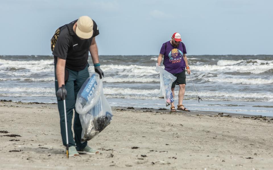 Afvalrapers op het strand van Ameland. 