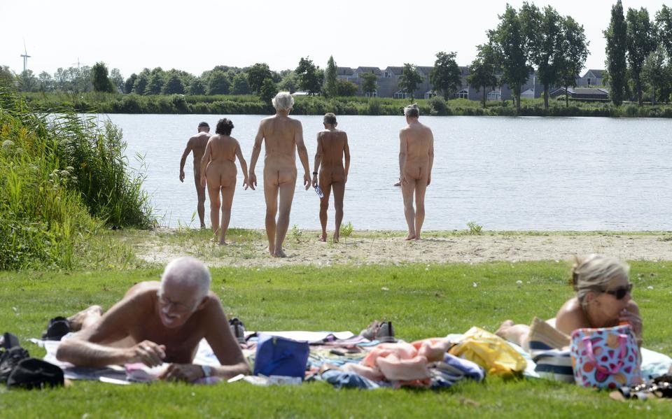 Ongekleed genieten van de zon.