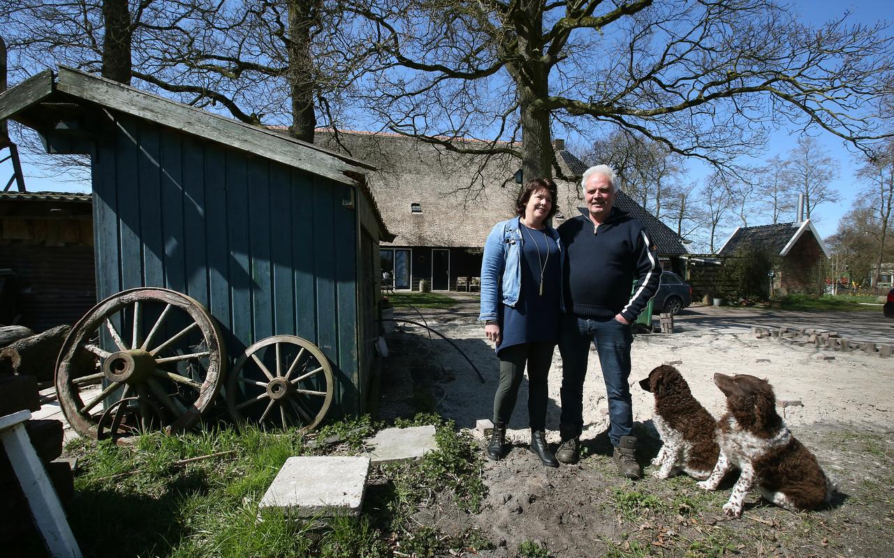 Nathalie en Keimpe van der Kooi bij hun zorgboerderij in Gytsjerk. Nathalie en Keimpe van der Kooi bij hun zorgboerderij in Gytsjerk.