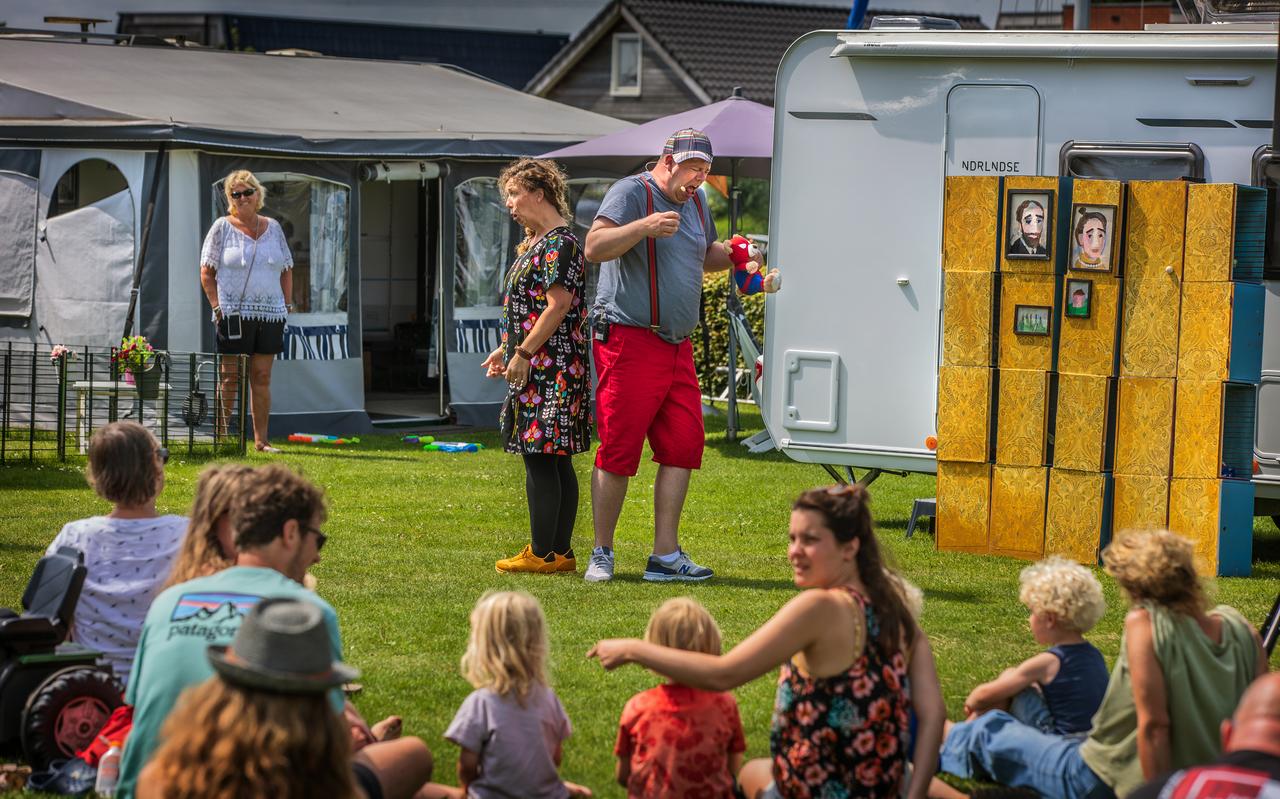 Nationale Reisopera treedt op voor vierjarige op camping Drijfveer in Akkrum. Ze zingen Hans&Grietje Nationale Reisopera treedt op voor vierjarige op camping Drijfveer in Akkrum. Ze zingen Hans&Grietje