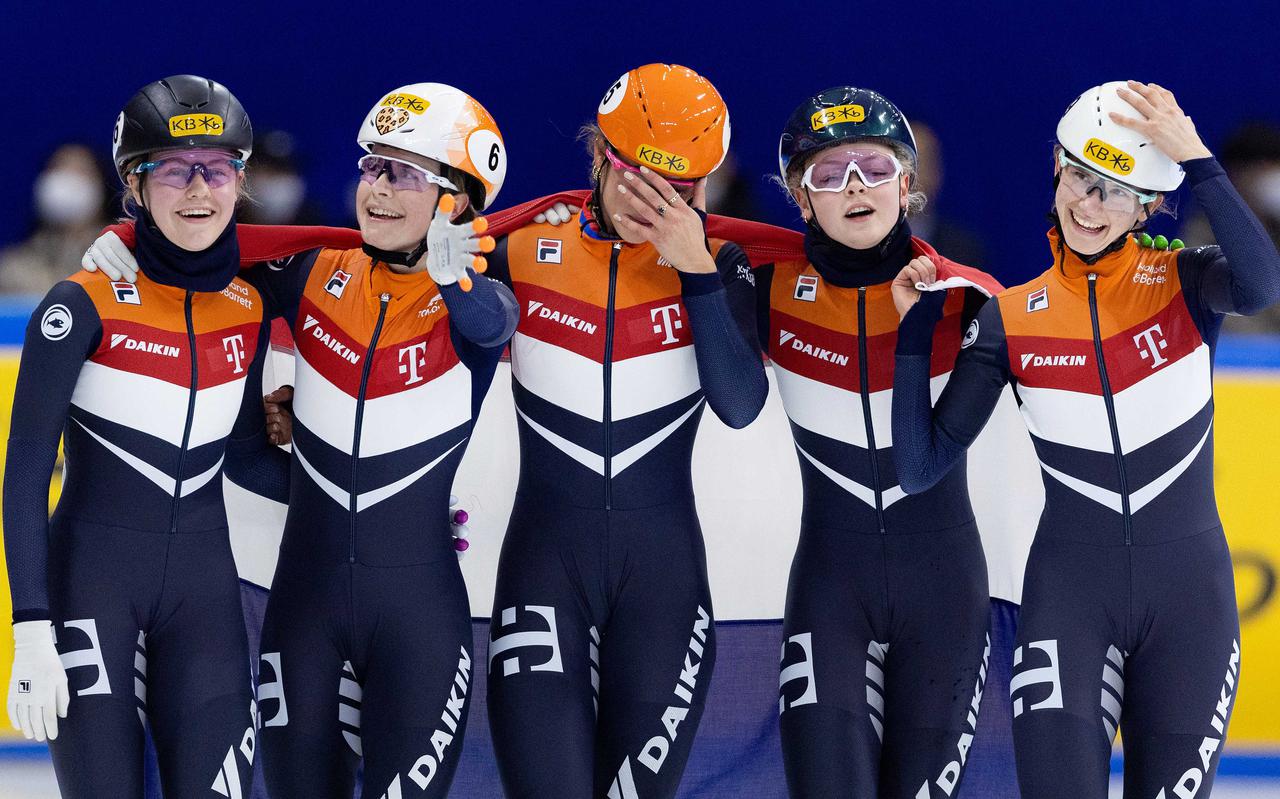 Suzanne Schulting heeft moeite zich over te geven aan het gouden relayfeestje. Van links naar rechts Michelle Velzeboer, Yara van Kerkhof, Schulting, Xandra Velzeboer en Selma Poutsma.