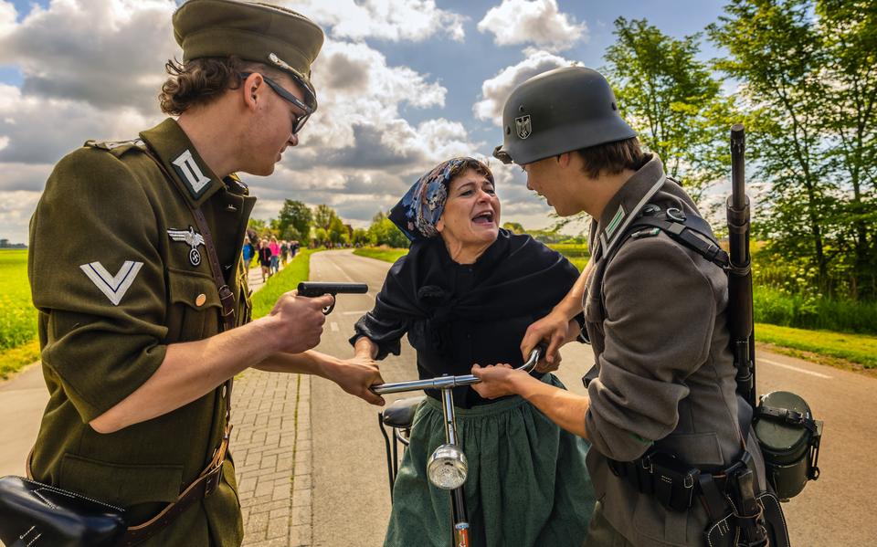 Aan de Rigedyk bij Oudega werd een vrouw onder dreiging van een wapen de fiets afhandig gemaakt. Wandelaars liepen langs in totaal 23 van zulke beleefmomenten waar echt gebeurde situaties uit de Tweede Wereldoorlog nagespeeld werden.