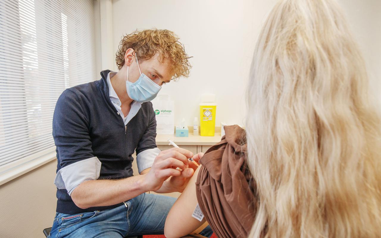 Rogier Hilbers vaccineert zelf tegen corona in zijn eigen apotheek. 