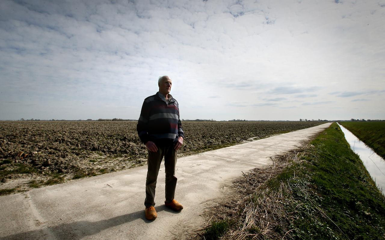 Piet Hoekstra in zijn land bij Sint Jacobiparochie. Piet Hoekstra in zijn land bij Sint Jacobiparochie.
