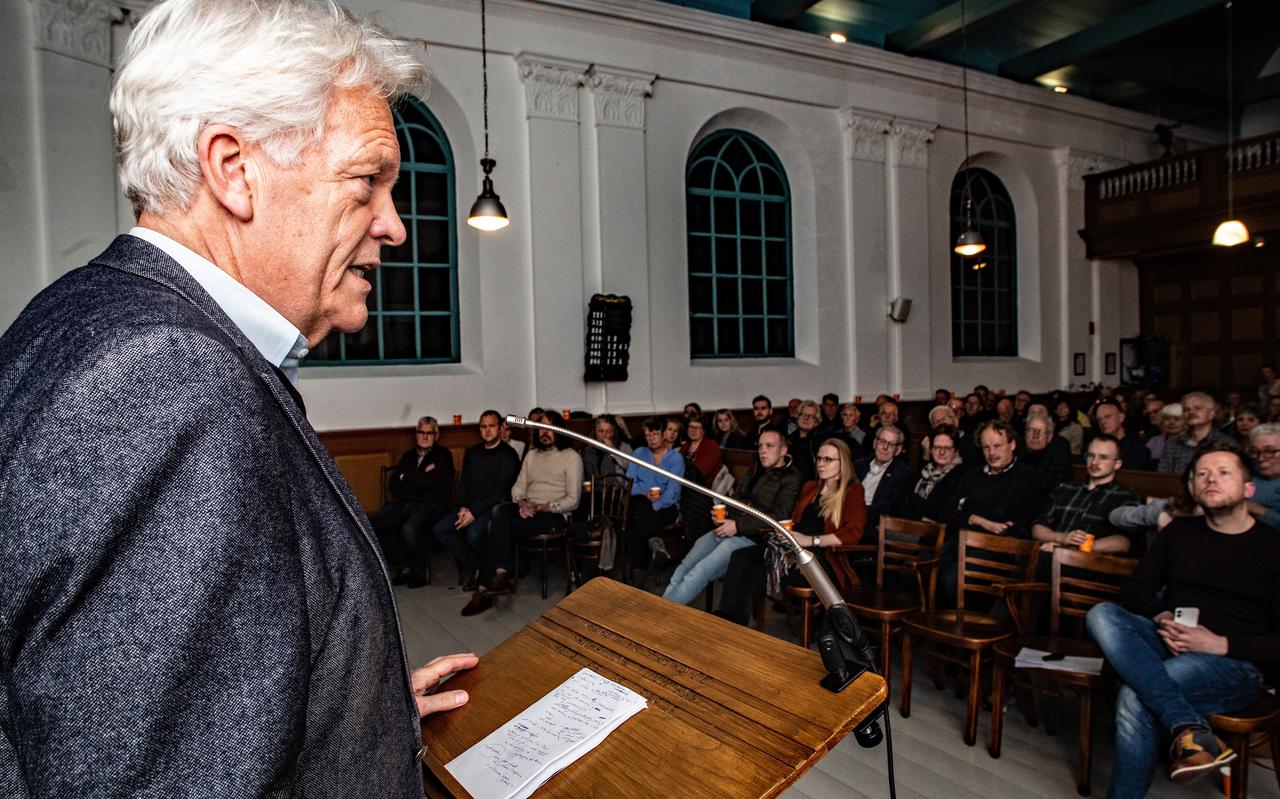 Voormalig Delta-commissaris Wim Kuijken betuigt in de doopsgezinde kerk in Holwert zijn steun aan Holwert aan Zee. Hij riep de aanwezige Statenleden om het project te omarmen.