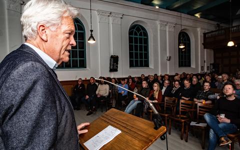 Voormalig Delta-commissaris Wim Kuijken betuigt in de doopsgezinde kerk in Holwert zijn steun aan Holwert aan Zee. Hij riep de aanwezige Statenleden om het project te omarmen. 