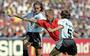 Ronald de Boer glipt in 1998 tussen de Argentijnen Gabriel Batistuta (l.) en Roberto Almeyda door. Foto ANP/HH