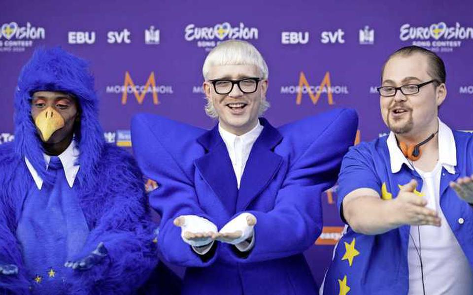 Joost Klein met Appie Mussa en Stuntkabouter (Martijn van Eijzeren) op de turquoise loper voor de openingsceremonie van het Eurovisie Songfestival 2024.