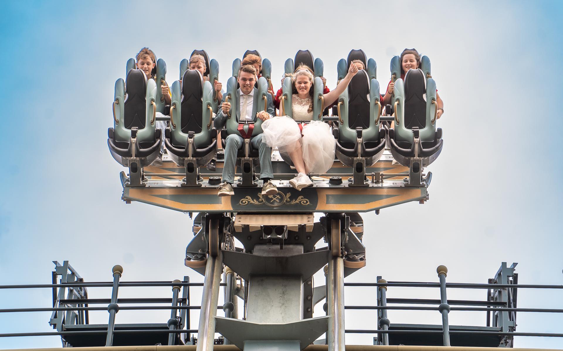 Unieke trouwfoto: Gelien (20) en Tjeerd (23) uit Kootstertille maken vrije val in Efteling-achtbaan
