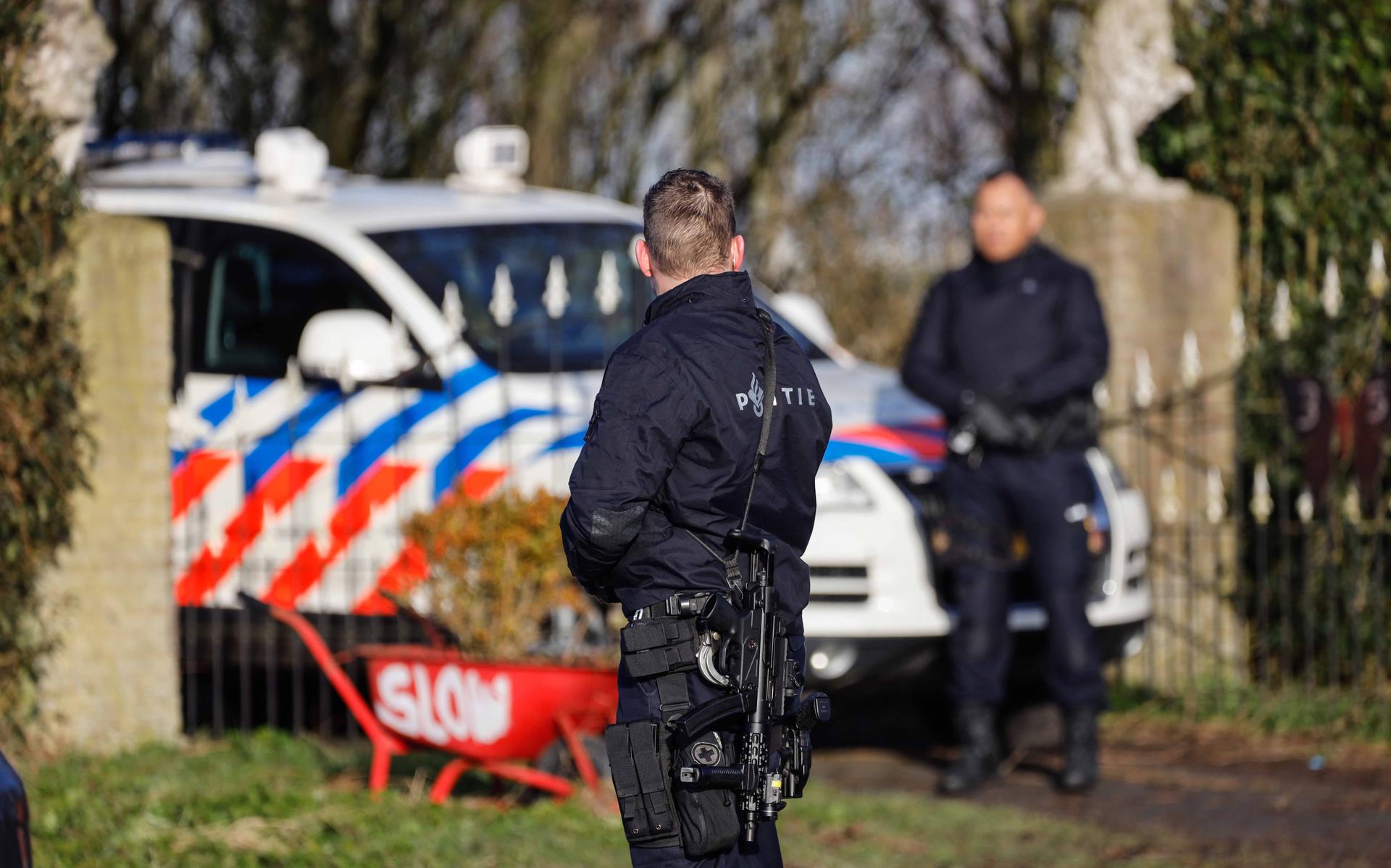 De politie heeft vrijdagochtend een drugslaboratorium gevonden aan de Lange Dyk in Minnertsga.
