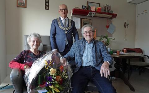 Echtpaar Vaartjes uit Joure is 65 jaar getrouwd. Burgemeester Fred Veenstra kwam hen feliciteren. 