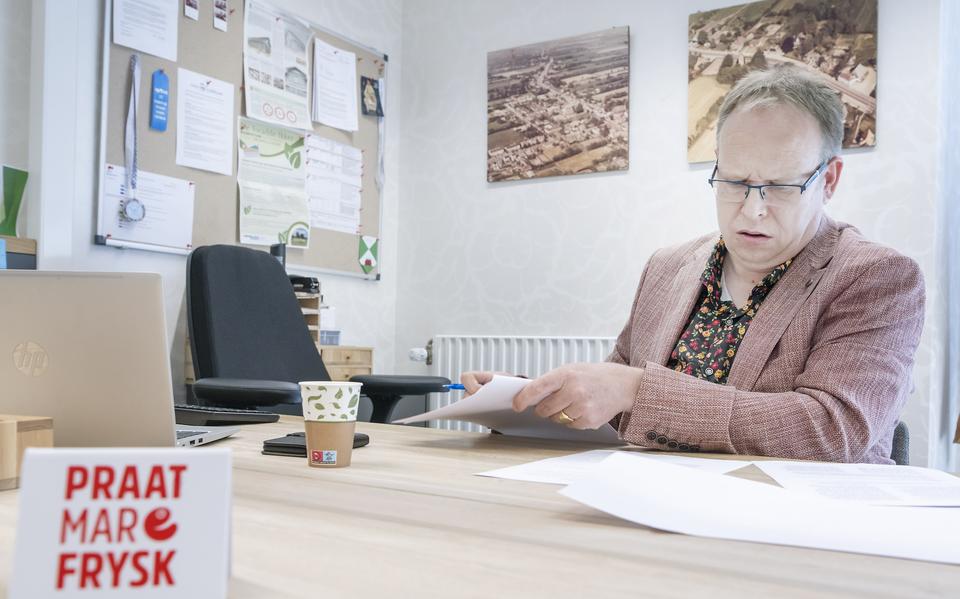 Wethouder Tjibbe Brinkman van Achtkarspelen doet examen Fries in zijn eigen werkkamer.