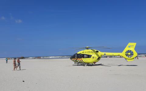 Een helikopter op het strand van Ameland.