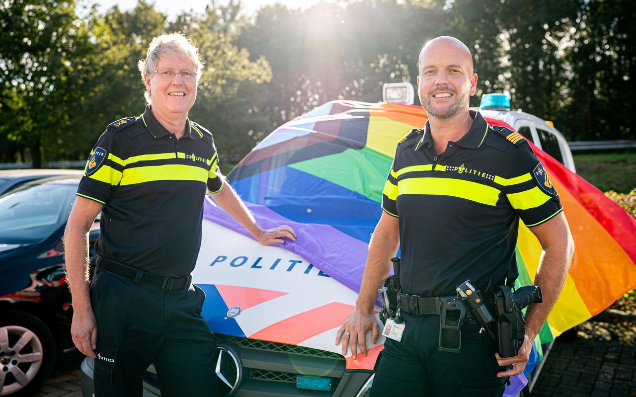 Politiechef Gery Veldhuis (links) en Bastiaan Koop -medewerker crimeteam Drachten, getrouwd met een man en lid van Roze in Blauw - in gesprek over diversiteit binnen het korps. Politiechef Gery Veldhuis (links) en Bastiaan Koop -medewerker crimeteam Drachten, getrouwd met een man en lid van Roze in Blauw - in gesprek over diversiteit binnen het korps.