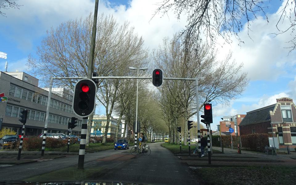 Verkeerslichten op de Oostergoweg in Leeuwarden. 