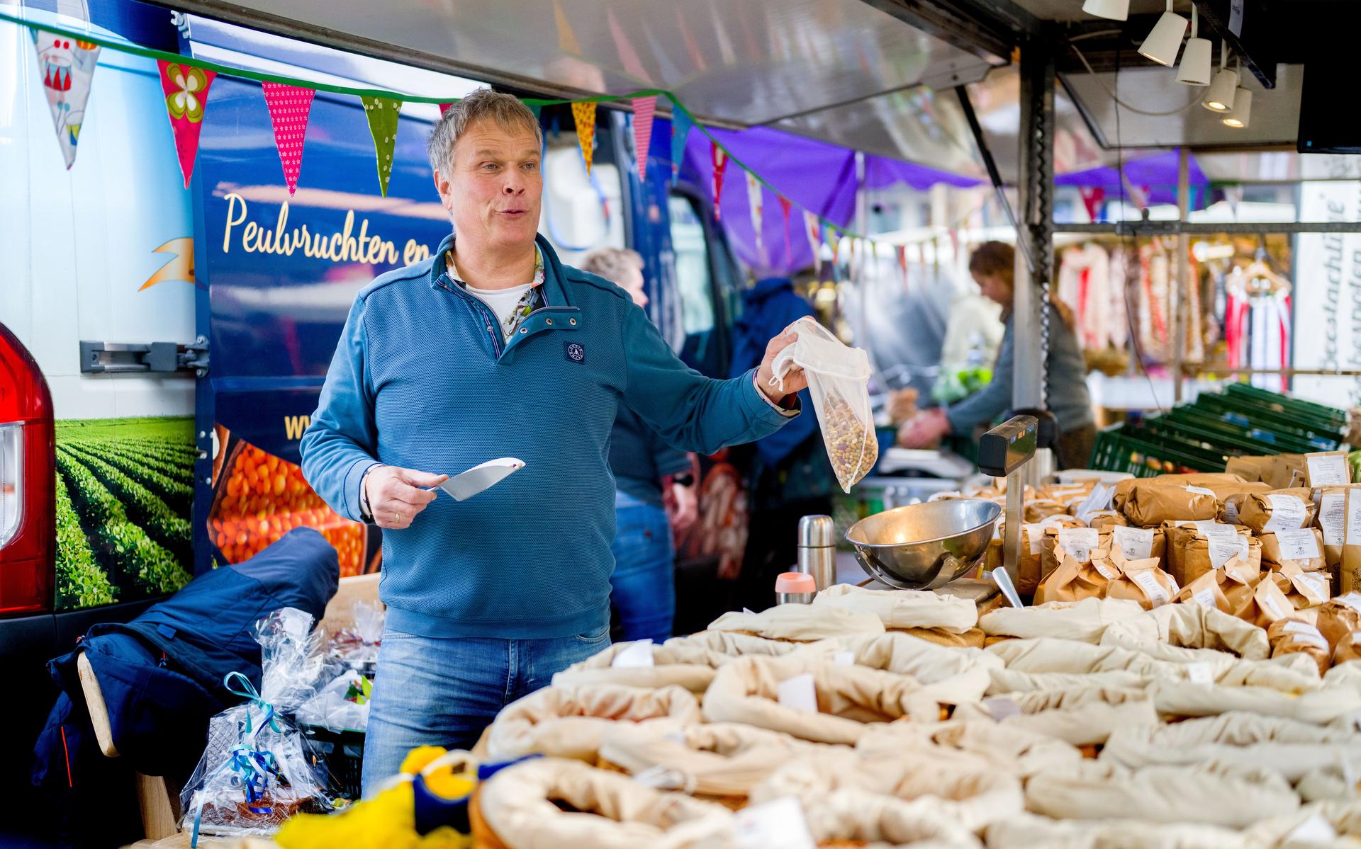 Henk Zuidema schept nog eens wat boontjes. 'De kleuren fan beantsjes binne sa moai.'