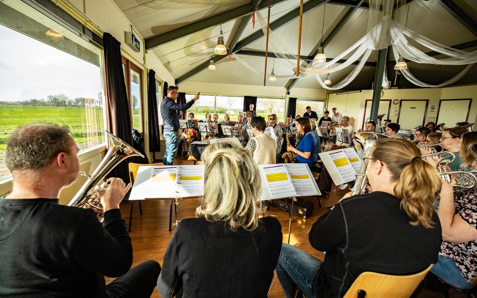 Tegen het weidse decor van Westergeast repeteert Nij Talint-orkest De Grutte Earen. Dirigent Pieksma: ,,Der sit noch wol 30, 40 prosint lucht yn.'' 