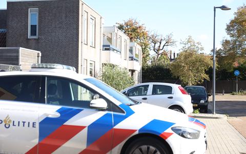 Politieauto's in de Van Cuyckstraat in Heerenveen.