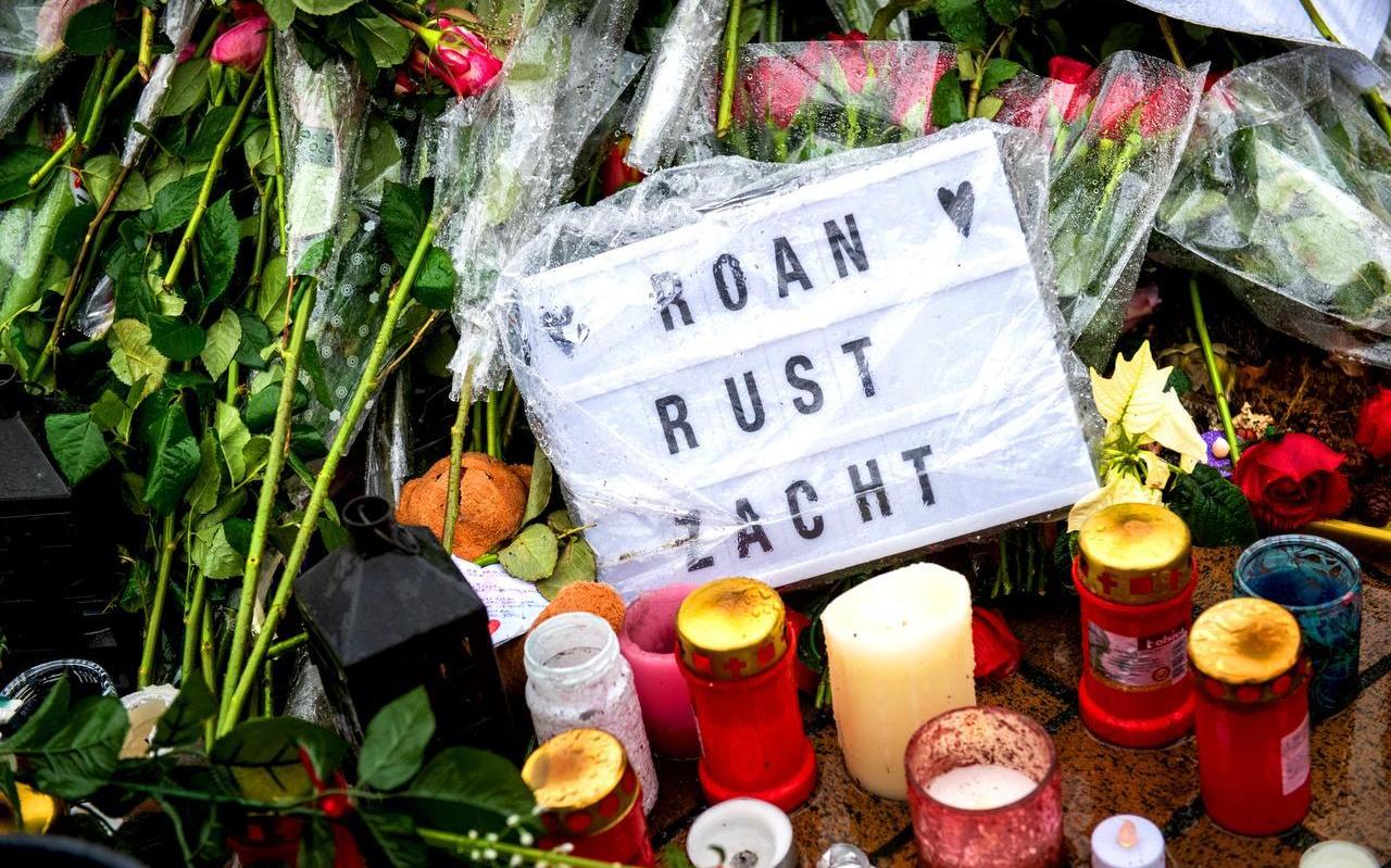 Bloemen voor café Pietje Bel voor de overleden Roan Brilstra. Bloemen voor café Pietje Bel voor de overleden Roan Brilstra.