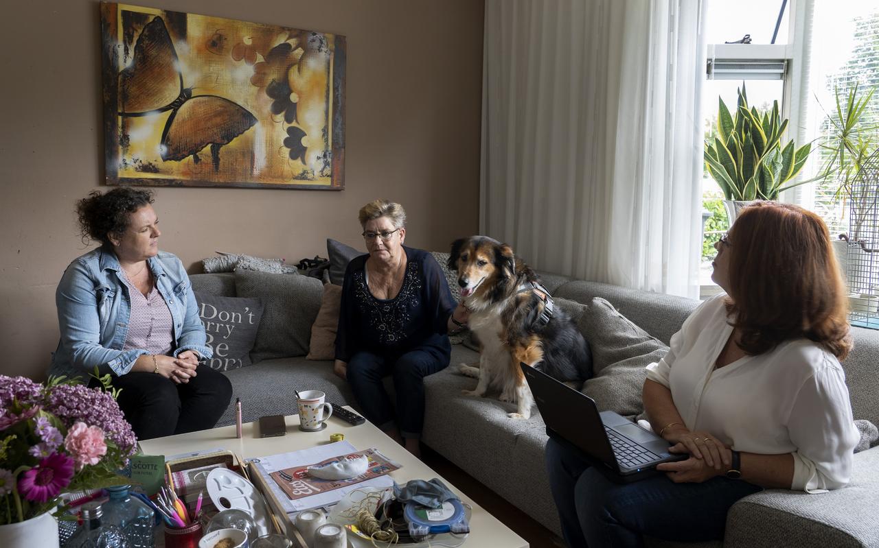 Gré Zuidema (midden) thuis in behandeling bij psychiatrisch verpleegkundige Johanna van Dijk (links) en psychiater Boukje Martha Mollema. Gré Zuidema (midden) thuis in behandeling bij psychiatrisch verpleegkundige Johanna van Dijk (links) en psychiater Boukje Martha Mollema.