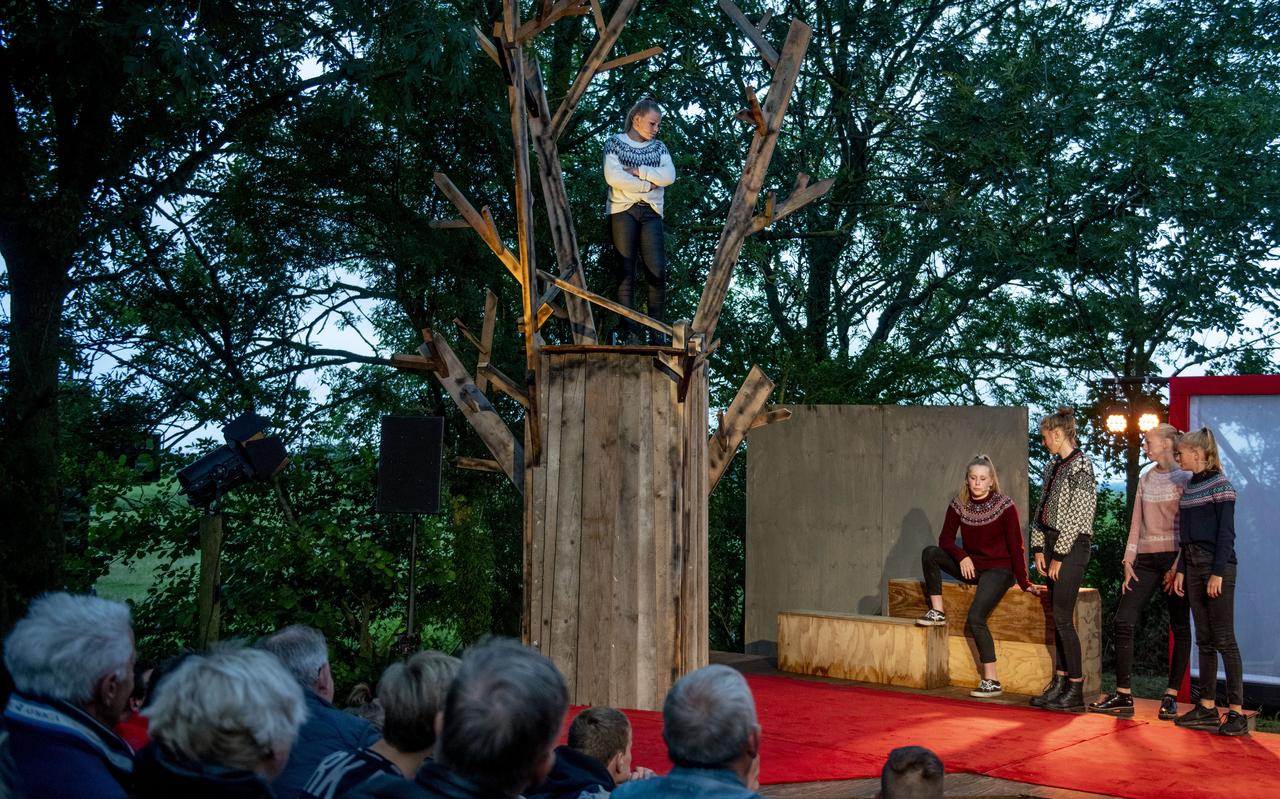 Lova spreekt vanuit de pruimenboom haar klasgenoten toe. Lova spreekt vanuit de pruimenboom haar klasgenoten toe.